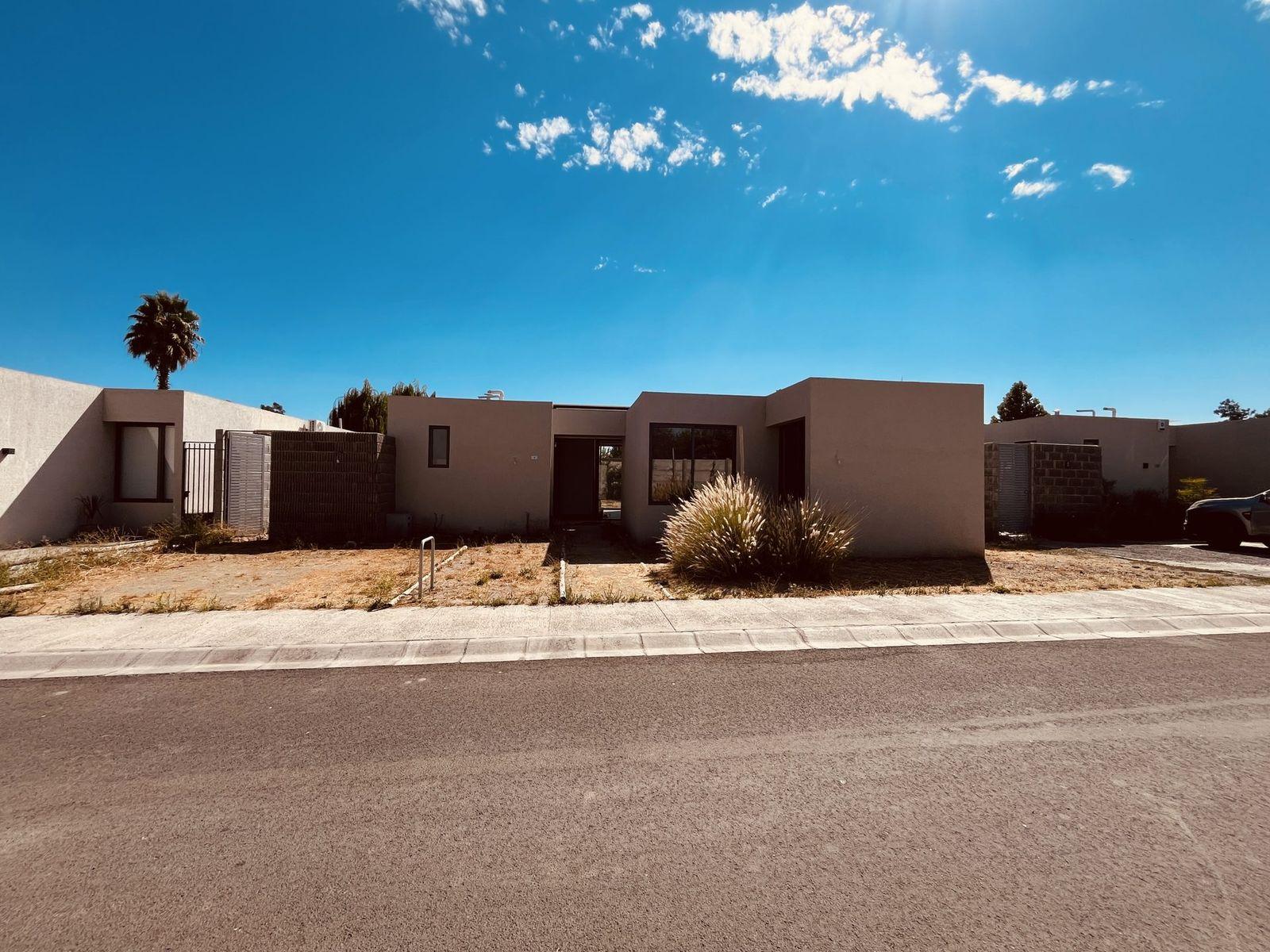 Fachada terminada de casa en Condominio Cumbres de Linderos, Buin