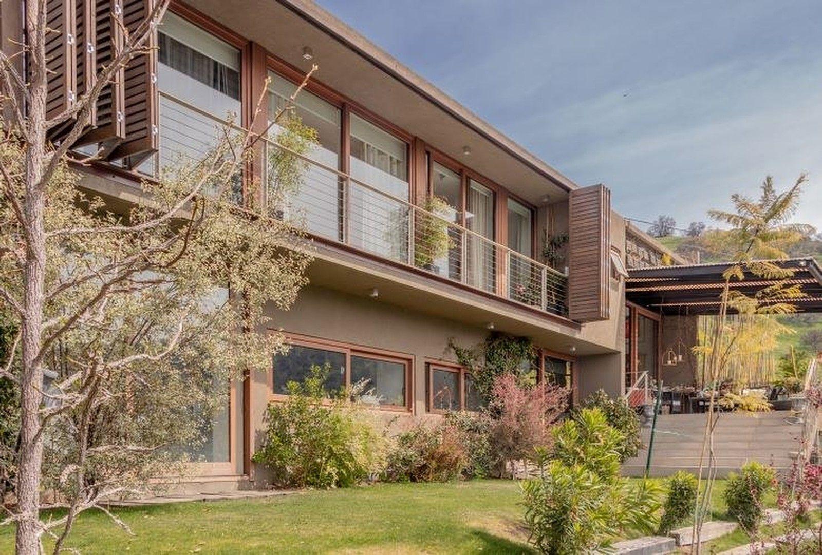Fachada y jardín de Casa Manquecura en La Dehesa